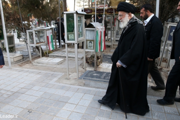 قائد الثوره يزور مرقد الإمام الخميني (رض) وقبور الشهداء+بالصور