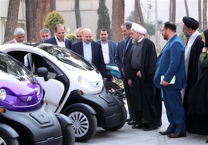 روحاني يتفقد سيارات كهربائية محلية الصنع