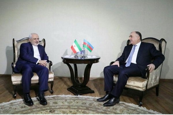 ظريف يلتقي بنظيره الأذربيجاني قبيل عقد الاجتماع الثلاثي في 