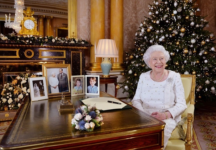 صور.. الملكة إليزابيث الثانية تسجل احتفال الكريسماس فى قصر باكنجهام