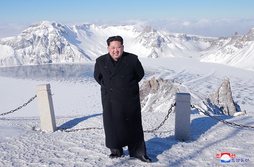 بالصور..زعيم كوريا الشمالية يقف وسط الثلوج على أعلى قمة جبلية فى بلاده