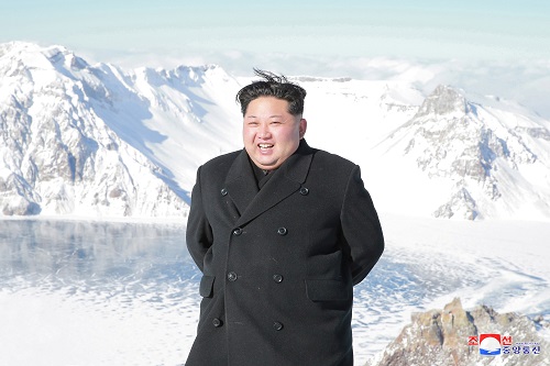بالصور..زعيم كوريا الشمالية يقف وسط الثلوج على أعلى قمة جبلية فى بلاده