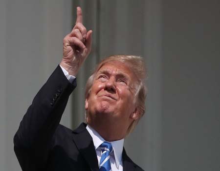 بالصور.. ترامب يخالف الجميع ويشاهد كسوف الشمس بدون نظارة