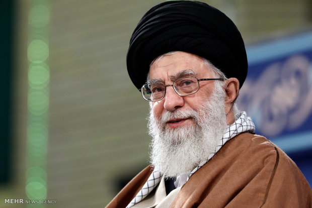 قائد الثورة الإسلامية يستقبل حشدا من أسر شهداء الدفاع المقدس