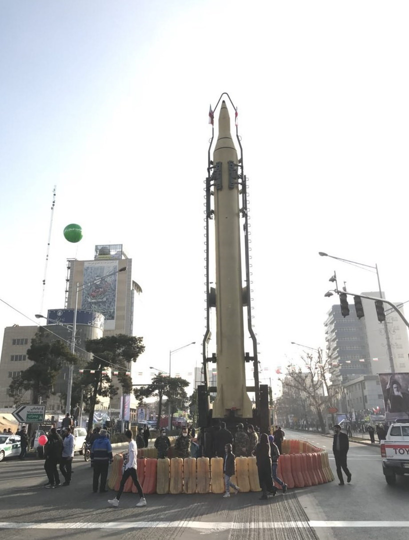 بالصور... إيران تعرض صاروخا باليستيا جديدا في ذكرى الثورة الإسلامية