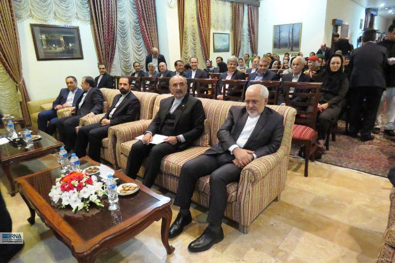 ظريف: العلاقات بين طهران واسلام اباد انموذج جيد لتعزيز العلاقات مع باقي دول العالم