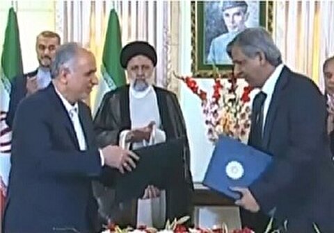 توقيع 8 وثائق للتعاون المشترك بين ايران وباكستان بحضور رئيسي وشهباز شريف