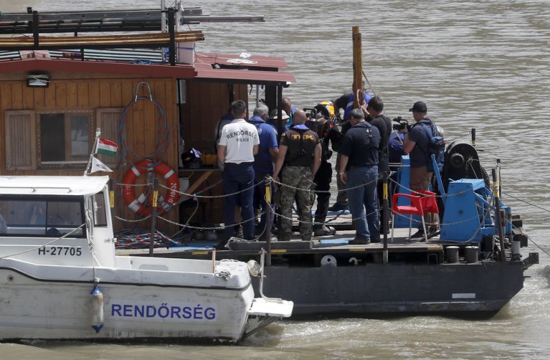 Hungary: Divers try to recover bodies from boat