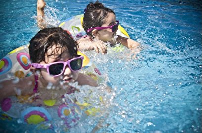Follow pool safety tips when children in water