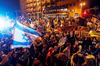 Thousands protest against Netanyahu over economy, corruption allegations