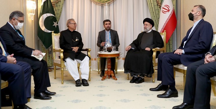 Presidents of Iran and Pakistan meet / Raeisi: Trade and trade capacities of the two countries will be activated soon