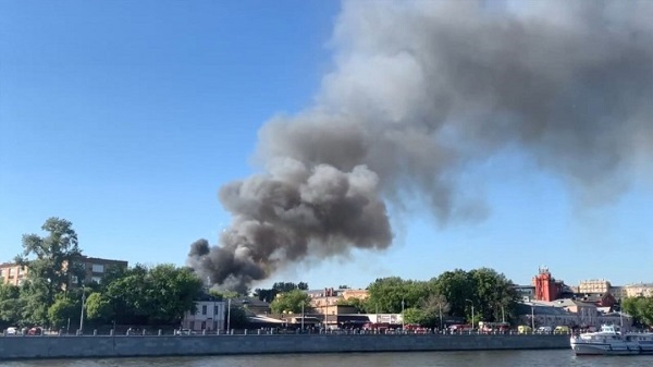 Huge blaze, multiple explosions in central Moscow