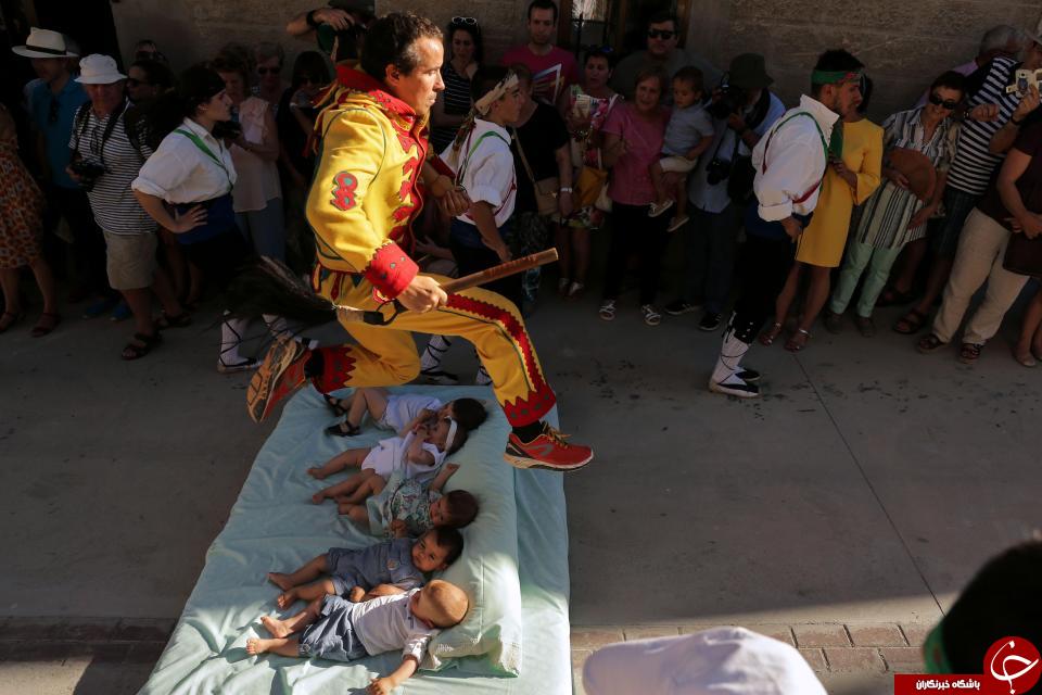 فستیوالی عجیب در اسپانیا که شیاطین از روی نوزادان می پرند + تصاویر