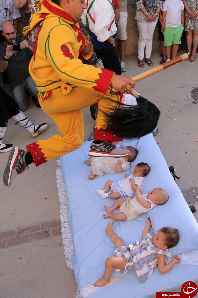 فستیوالی عجیب در اسپانیا که شیاطین از روی نوزادان می پرند + تصاویر