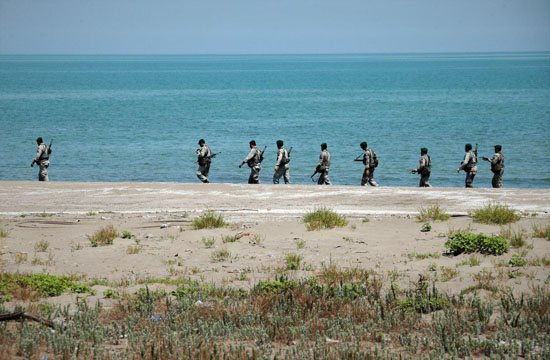 اجرای عملیات نفوذ به ساحل توسط تکاوران نداجا در رزمایش اقتدار ۹۶ + تصاویر