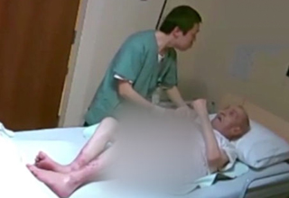 رفتار شرم آور یک پرستار با بیمار سالخورده