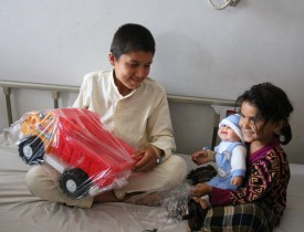 اهدای وسایل بازی به کودکان بیمار در بلخ