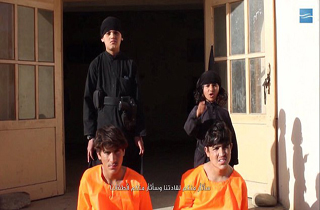 کودکان افغان داعشی در حال اعدام کردن زندانی ها