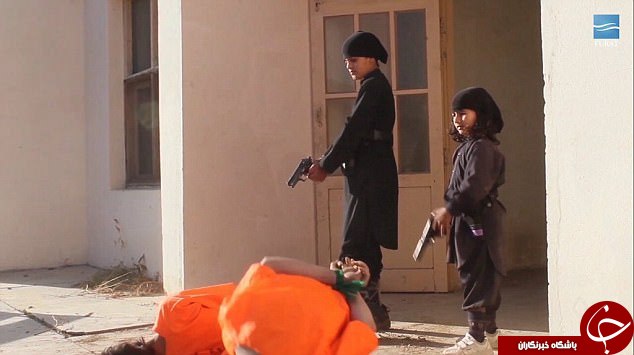 کودکان افغان داعشی در حال اعدام کردن زندانی ها