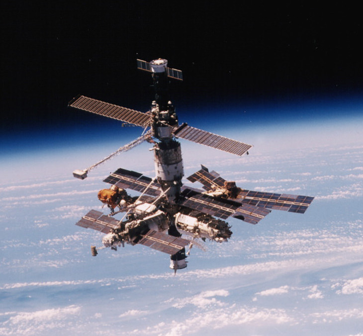 اولین اتصال شاتل با ایستگاه فضایی میر