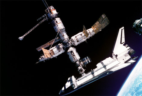 اولین اتصال شاتل با ایستگاه فضایی میر