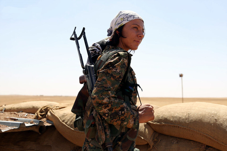 تصاویر دختران زیبای کرد در جنگ با داعش