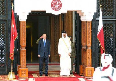 أمير قطر يستقبل الرئيس التركي بمراسم رسمية في الدوحة