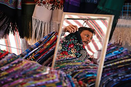 التسوق في اطراف برج قابوس في محافظة كلستان