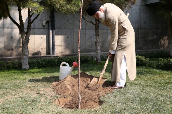 قائد الثورة الاسلامية يغرس شتلتين من اشجار الفاكهة