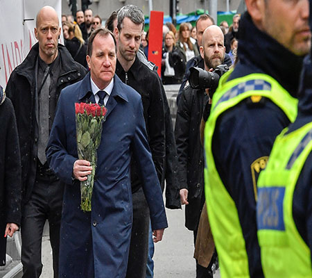 بالصور.. رئيس الوزراء السويدى يشارك المواطنين فى تأبين ضحايا حادث الدهس
