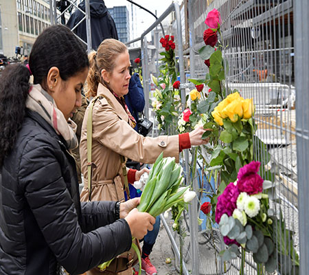 بالصور.. رئيس الوزراء السويدى يشارك المواطنين فى تأبين ضحايا حادث الدهس