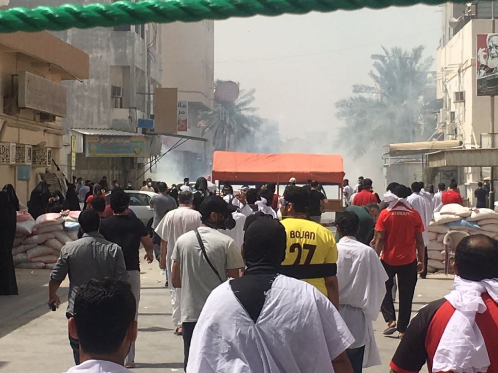 القوات البحرينية تقتحم منطقة الدراز ووقوع عدد من الجرحى