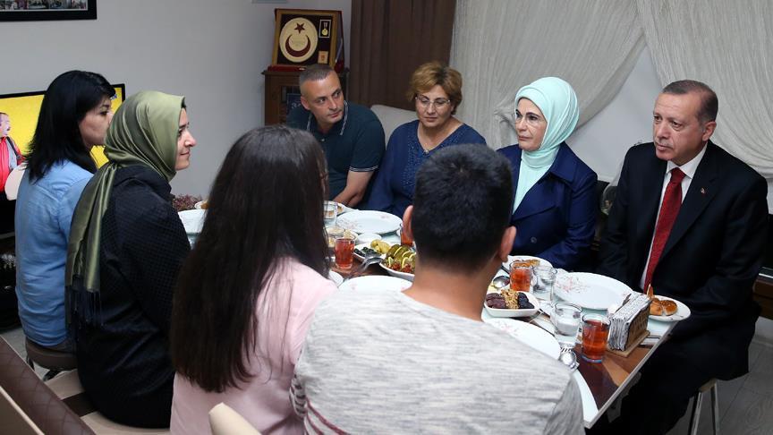 أردوغان يُفطر مع عائلة شرطيٍ من شهداء المحاولة الانقلابية
