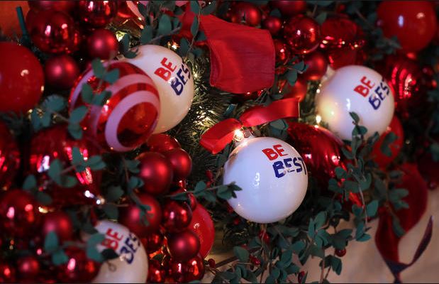 بالصور ... ميلانيا ترامب تضيء شجرة عيد الميلاد الرئيسية في الولايات المتحدة