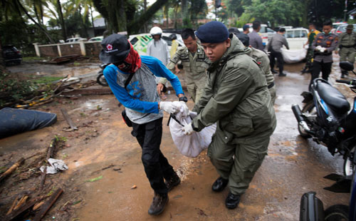 صور.. فرق الإنقاذ فى إندونيسيا تبحث عن ناجين من 