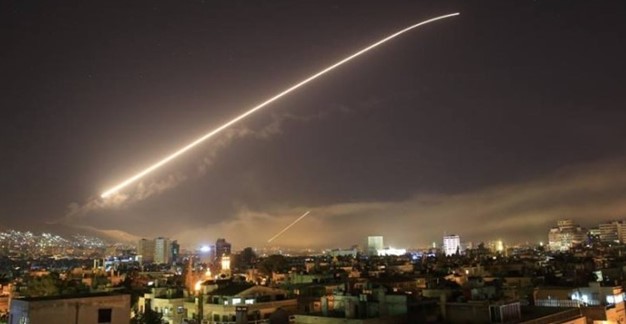 الدفاعات الجوية السورية تتصدى لأهداف معادية في سماء ريف دمشق الغربي