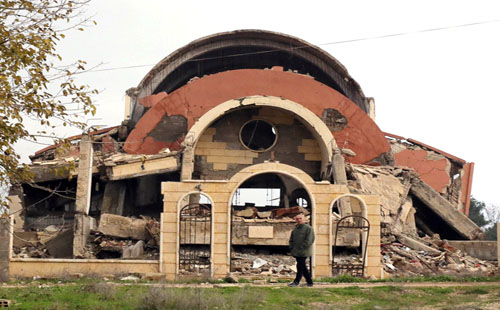 صور.. سوريون يحيون أعياد الميلاد على أنقاض كنيسة دمرها تنظيم داعش