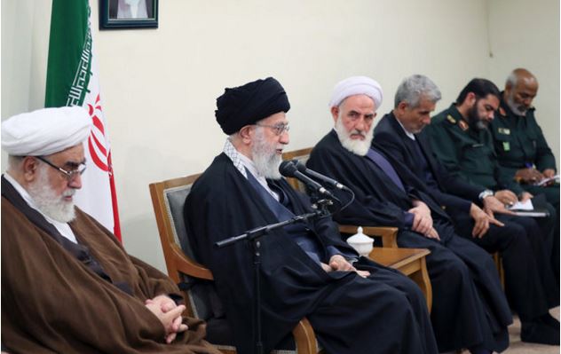 قائد الثورة: الشيعة والسنة في ايران وقفوا جنبا الى جنب في أصعب المواقف