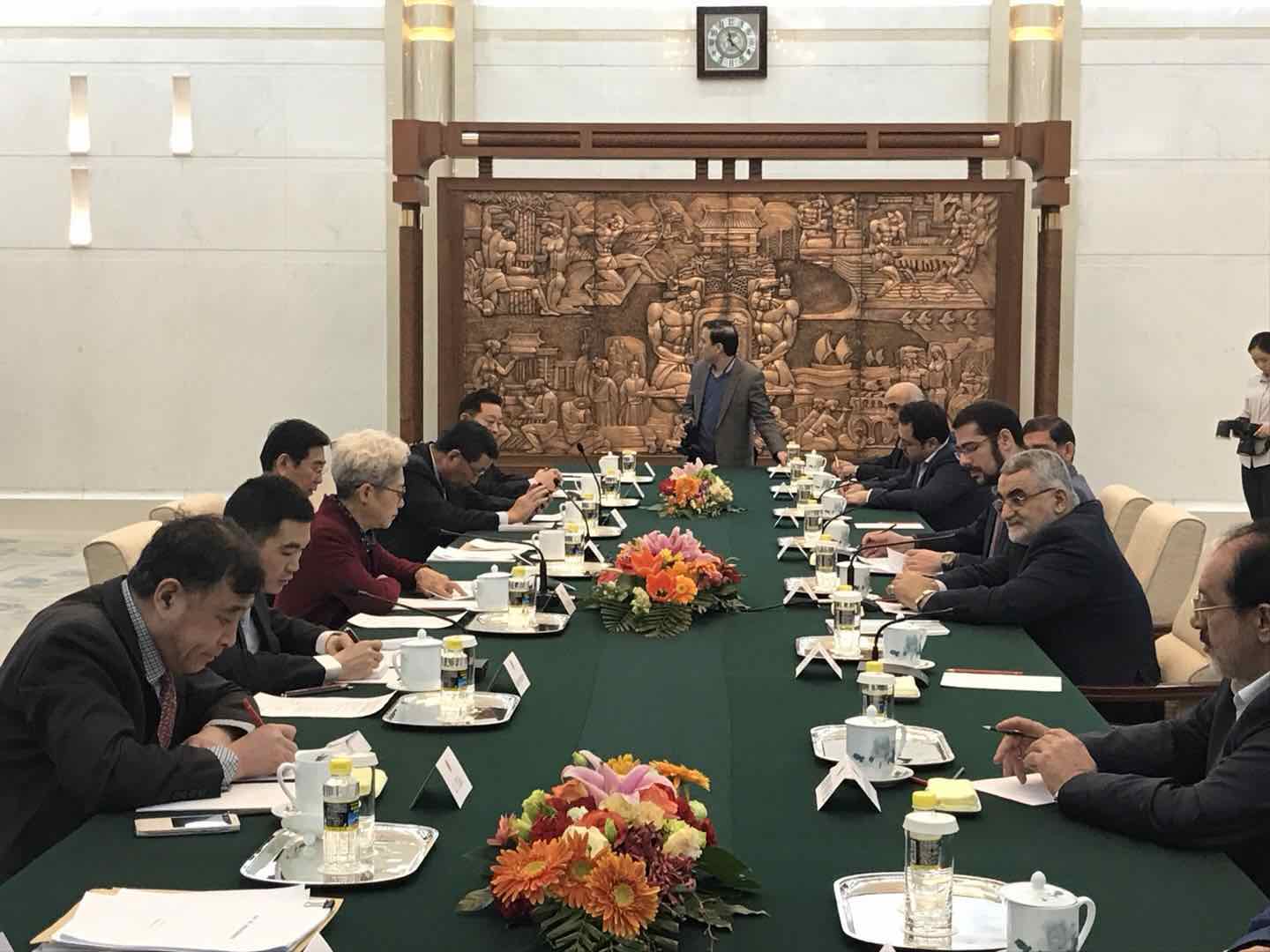بروجردي يلتقي رئيس لجنة الشؤون الخارجية في المجلس الوطني الصيني
