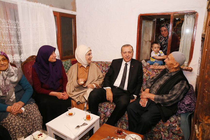 أردوغان يفطر في منزل أحد المواطنين بأنقرة
