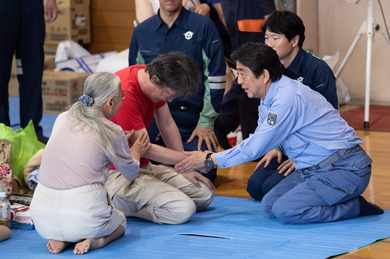 بالصور..رئيس الوزراء اليابانى يزور الملاجئ الأمنة لمتضررى الفيضانات