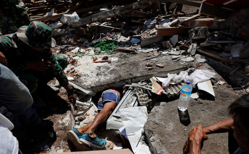 صور.. توقف الحياة العامة فى إندونيسيا بعد زلزال راح ضحيته 98 شخصا