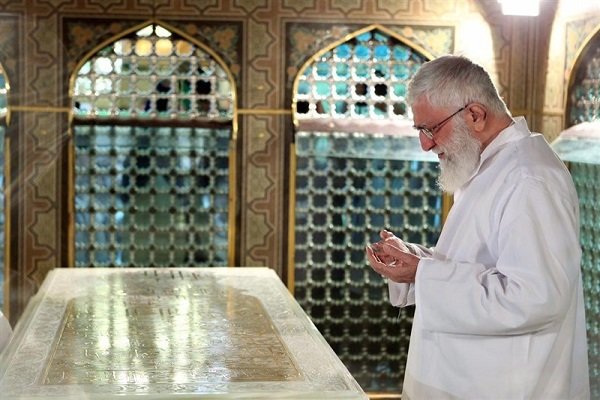 مراسم إزالة الغبار عن ضريح الإمام الرضا (ع) بحضور قائد الثورة الاسلامية