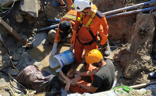 صور..تواصل البحث عن ناجين فى إندونيسيا بعد مقتل المئات بسبب الزلزال المدمر