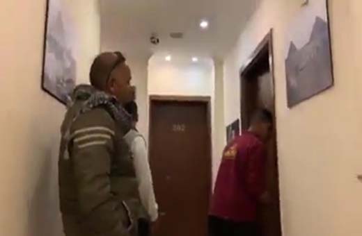 الأمن المصري يقتحم فندقا قرب الأهرامات ويطرد السياح