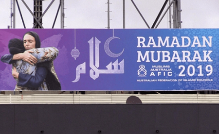 بالصورة... رئيسة وزراء نيوزيلندا على لوحة دعائية للتهنئة بشهر رمضان