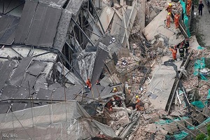 عمال عالقون تحت الأنقاض بعد انهيار مبنى في شنغهاي