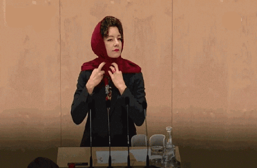 في دولة تتشدق بالحرية..نائبة تتحدي قانون حظر الحجاب بطريقتها الخاصة