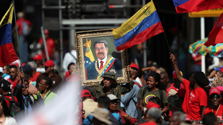 الفنزويليون يحيون الذكرى السنوية الأولى لإعادة انتخاب مادورو رئيسا