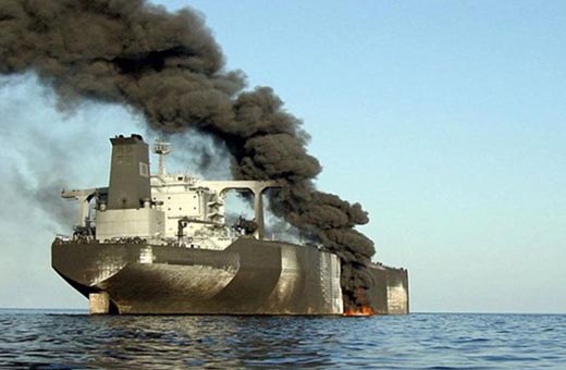 أنباء عن غرق وشيك لإحدى ناقلتي النفط في بحر عمان